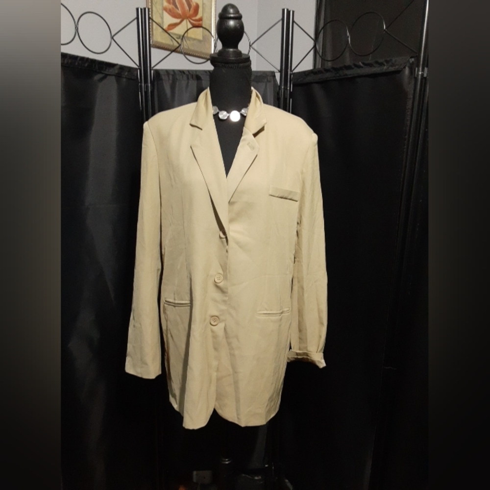 Pretty LittleThing NWT Women's Blazer Tan Button Up Size 4 Business Casual Offic